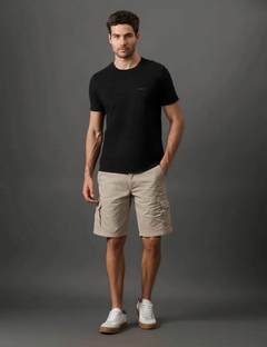 CAMISETA MASCULINA CALVIN KLEIN JEANS LOGO MINIMALISTA PRETA na internet