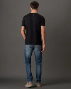 CAMISETA MASCULINA CALVIN KLEIN JEANS LOGO CENTRALIZADA PRETA na internet