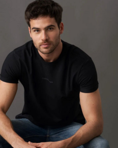 CAMISETA MASCULINA CALVIN KLEIN JEANS LOGO CENTRALIZADA PRETA - Dona Chica