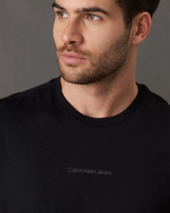 CAMISETA MASCULINA CALVIN KLEIN JEANS LOGO CENTRALIZADA PRETA - comprar online