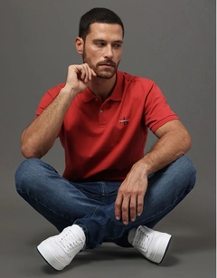 POLO CALVIN KLEIN JEANS VERMELHA - Dona Chica