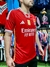 Camiseta roja del Benfica con el nombre de Di María, modelo de fútbol, visible en una tienda.