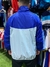 Campera rompeviento de Boca Juniors en colores azul y verde agua, vista trasera.