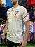 Hombre vistiendo una remera de algodón de River Plate con detalles en rojo y logo del club en el pecho.