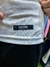 Camiseta suplente blanca de Independiente, mostrando la etiqueta de autenticidad de Puma.