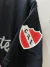Detalle de la manga de una remera negra de algodón con el escudo del Club Atlético Independiente.