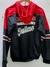Buzo canguro retro de River Plate 1997, con capucha roja y detalles en negro y blanco.