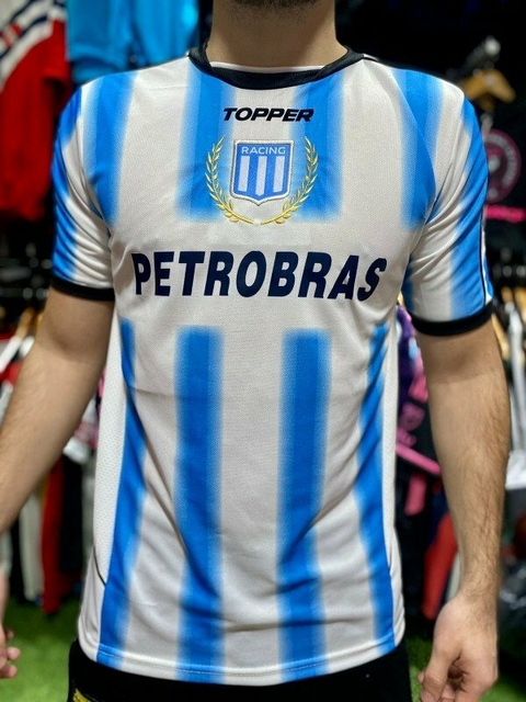 Camiseta retro de Racing con diseño blanco y rayas azules, año 2004, con el logo de Topper y el nombre "Petrobras".