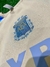 Detalle del buzo dorado de Argentina para niño, mostrando el escudo de la AFA bordado.