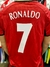 Camiseta retro del Manchester United con el nombre "Ronaldo" y el número 7 en la espalda.