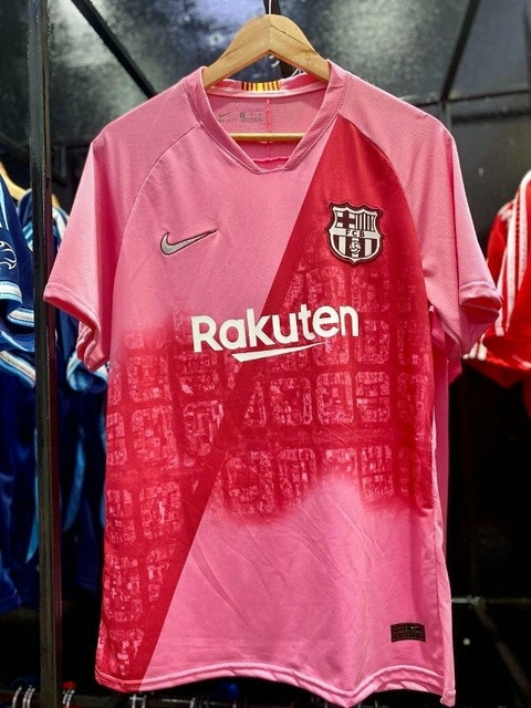 Camiseta retro de Barcelona suplente en color rosa, temporada 2020/2021, con el logo de Rakuten y el escudo del club.