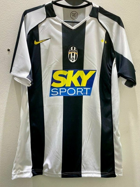 Camiseta retro de fútbol de la Juventus, modelo "Trezeguet" de 2004, con franjas verticales blancas y negras y logo de Sky Sport.