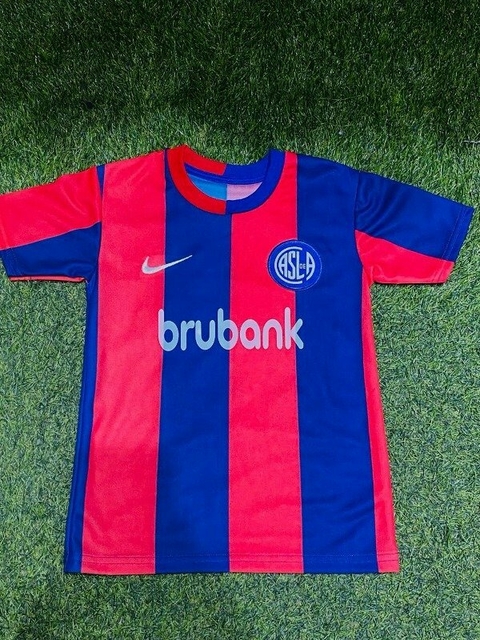 Camiseta de San Lorenzo titular "Barrios" para niño, con diseño a rayas azul y roja.