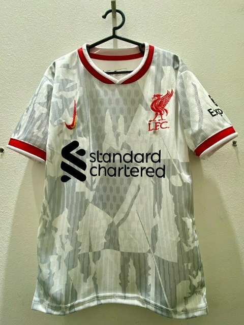 Camiseta del Liverpool 2024/25 de Mac Allister para niños, con diseño en blanco y detalles en rojo.