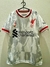 Camiseta del Liverpool 2024/25 de Mac Allister para niños, con diseño en blanco y detalles en rojo.