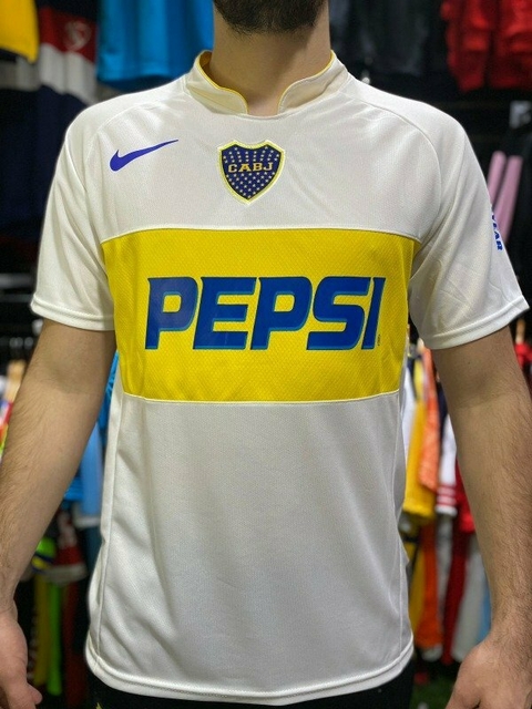 Camiseta suplente de Boca Juniors 2003, blanca con detalles amarillos y el logo de Pepsi en el centro.