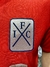 Insignia de la camiseta de Independiente Ades Rombos roja de 1995, con el logo IF y cruces en color azul sobre fondo plateado.