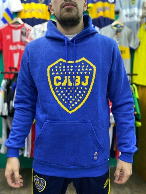 Buzo canguro de Boca Juniors con escudo frontal en color azul y detalles amarillos