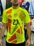 Camiseta amarilla flúor del "Dibu Martínez", con diseño moderno y número 23, usada por un modelo en un fondo de ropa deportiva.
