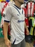 Camiseta blanca retro de Independiente, modelo Motomel 2009, vista lateral en un entorno de ropa deportiva.