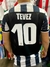 Camiseta retro de fútbol de la Juventus, con el nombre "TEVEZ" y el número 10 en la espalda.