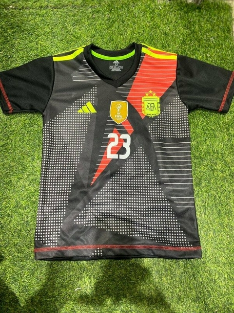 Camiseta negra del Dibu Martínez 2024 con diseño geométrico y el número 23, ideal para niños hasta talle 16.