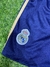 Detalle del short titular del Real Madrid para niños, con el escudo del club bordado en la parte inferior.