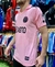 Camiseta rosa del Inter de Miami, con logo y detalles en negro, exhibida por un modelo en una tienda de ropa deportiva