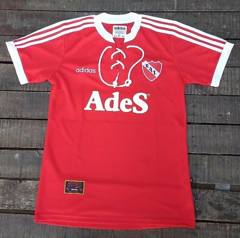 Camiseta retro de Independiente de 1995, color rojo con detalles en blanco y logo de Adidas.