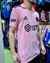 Camiseta rosa del Inter de Miami, vista lateral, con detalles de marca y sponsor.