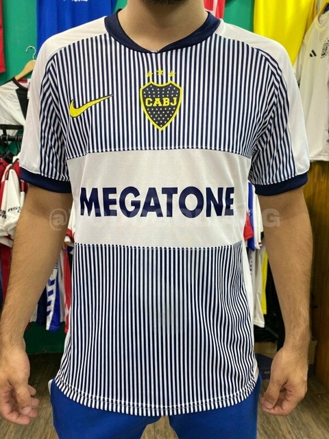 Camiseta de Boca Juniors, modelo Riquelme Megatone 2006/7, con rayas y logo del club en el pecho.