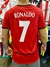 Camiseta retro del Manchester United con el nombre "RONALDO" y el número 7 en la parte posterior, vista desde atrás.