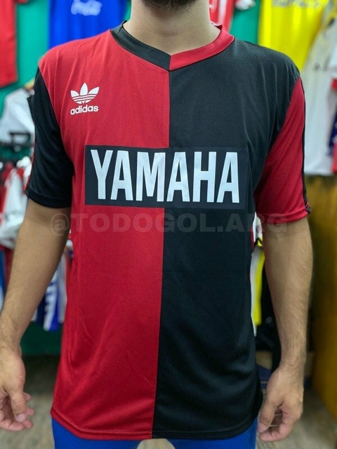 Camiseta de fútbol de Newell's Old Boys, modelo Maradona 1993, con diseño rojo y negro y logo de Yamaha.