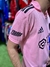 Camiseta rosa del Inter de Miami con detalles en negro y logo de Adidas, vista lateral.