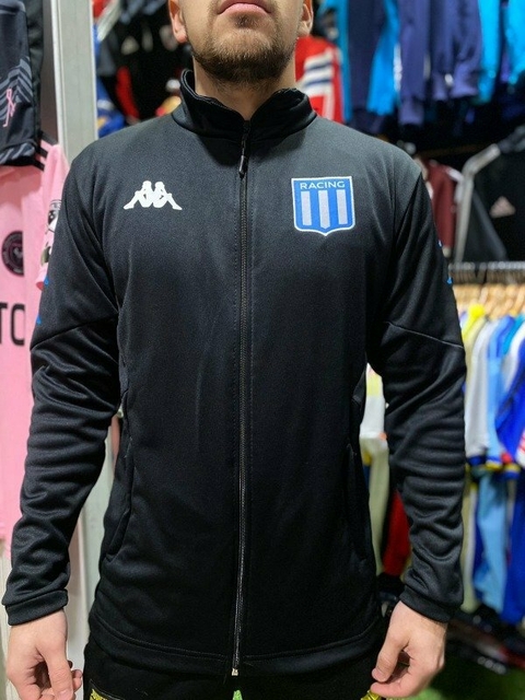 Campera deportiva de Racing, de color negro, con logo en el pecho y diseño moderno.