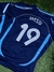 Camiseta suplente de la selección argentina con el nombre "MESSI" y el número 19, diseñada con colores azules y detalles en blanco.