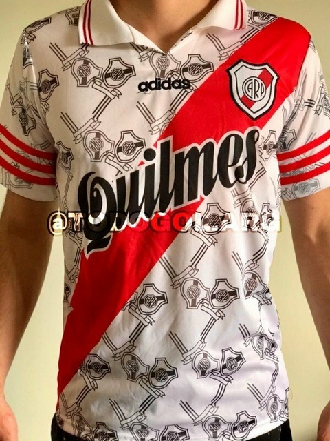 Camiseta retro de River Plate de 1996, con diseño en blanco y rojo, logotipo del club y patrocinador Quilmes.