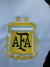 Escudo de la Asociación del Fútbol Argentino (AFA) bordado en un buzo retro de Argentina 2006.