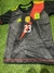 Camiseta negra del Dibu Martínez 2024, con detalles en rojo y amarillo, número 23 y logotipo de la AFA.
