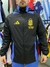 Rompeviento de excelente calidad con colores negro y celeste, exhibiendo el logo de la AFA y la marca Adidas.