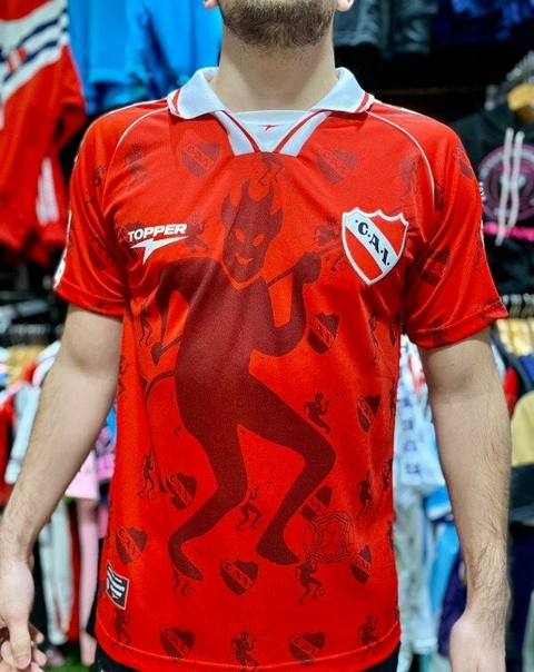 Camiseta retro de Independiente, modelo Diablitos, color rojo, temporada 1997/98, con diseño gráfico de un diablito y el escudo del club.