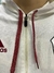 Campera blanca de River Plate con cierre y cordones rojos.