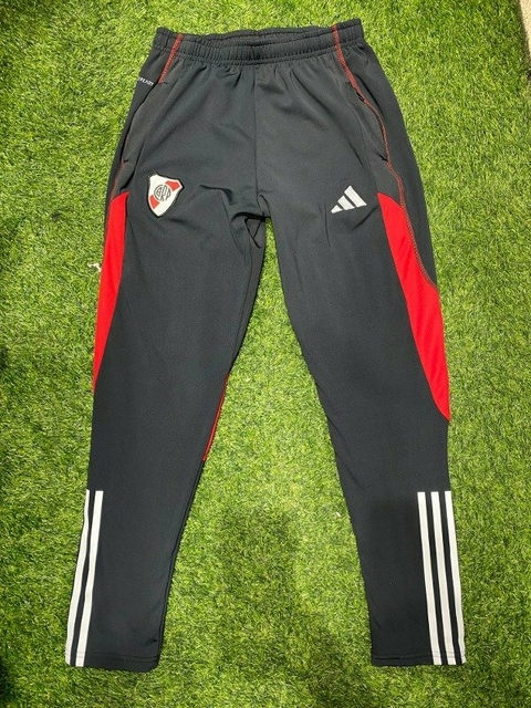 Pantalón de River Plate negro con detalles rojos y logotipo en la parte frontal.