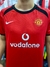 Camiseta retro del Manchester United, temporada 2003/2004, con el logo de Vodafone y el emblema del club.