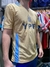 Jugador vistiendo una camiseta de color dorado con el logo de la AFA y la inscripción YPF.