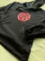Buzo canguro negro de River Plate para niños con logo en color rojo.