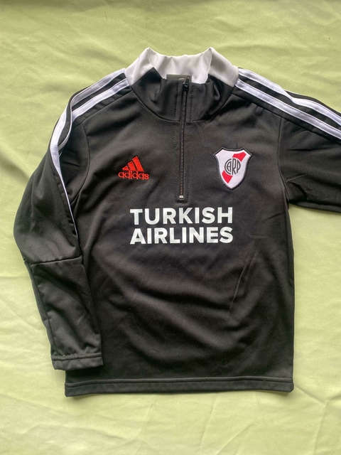 Buzo negro con medio cierre de River Plate, con logotipos de Adidas y Turkish Airlines.