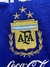 Escudo de la Asociación del Fútbol Argentino (AFA) bordado en un buzo retro infantil, con fondo azul.