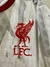 Cerca del logo del Liverpool en la camiseta de la temporada 2024/25, con el emblema del club bordado en rojo.