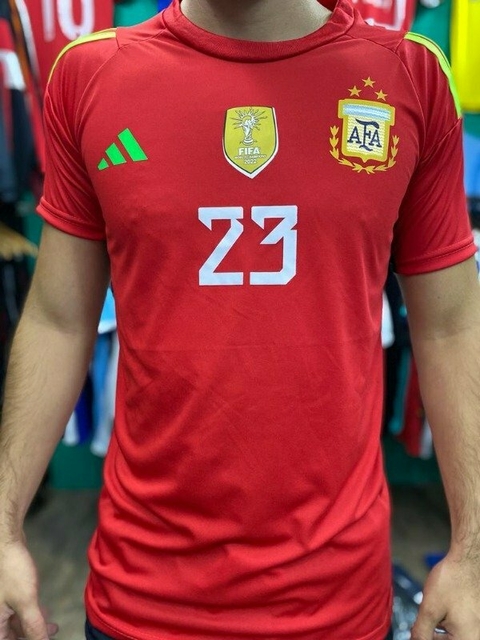 Camiseta roja de la selección argentina con el número 23, emblemas de la FIFA 2022 y la AFA en el pecho.